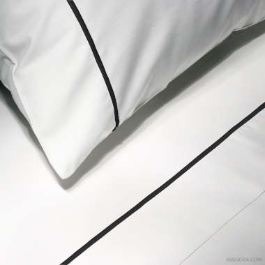 amaiora-oeko-tex-sheet-essentia-bourdon-percale-400-tc-white-with-black-embroidery