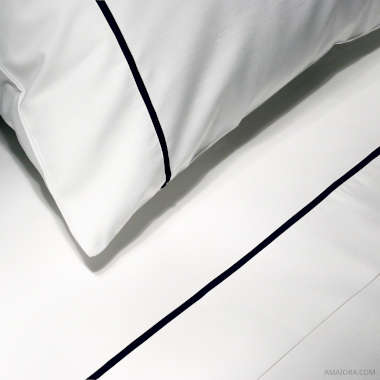 amaiora-oeko-tex-sheet-essentia-bourdon-percale-400-tc-white-with-navy-embroidery