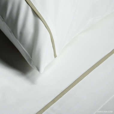 amaiora-oeko-tex-sheet-essentia-piping-percale-400-tc-white-with-beach
