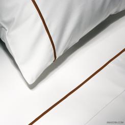 Percale Sheet Essentia Custom Bourdon | 400 TC | White with Embroidery in Hazelnut 