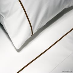 Percale Sheet Essentia Custom Bourdon | 400 TC | White with Embroidery in Tobacco 