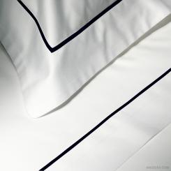 Completo Letto Essentia Custom Bourdon Raso 600 TC Bianco con Ricamo in Blu Navy 