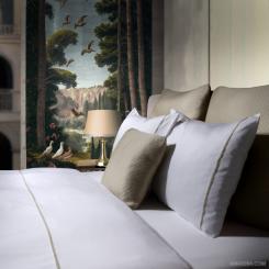 Copripiumino di Lusso Essentia Custom Piping - in Raso 600 TC Bianco con Striscia in Color Spiaggia 