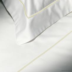 Copripiumino Essentia Custom Bourdon Raso 600 TC Bianco con Ricamo in Giallo Chiaro 