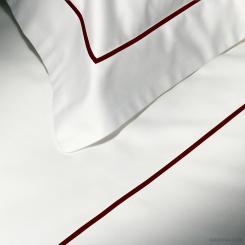 Copripiumino Essentia Custom Bourdon Raso 600 TC Bianco con Ricamo in Rosso Borgogna 