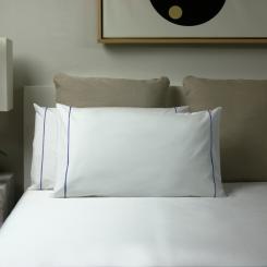 Federe Essentia Custom Bourdon Percalle 400 TC Bianco con Ricamo in Blu Oltremare 