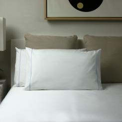 Federe Essentia Custom Bourdon Percalle 400 TC Bianco con Ricamo in Blu Chiaro 