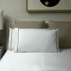 Federe Essentia Custom Bourdon Percalle 400 TC Bianco con Ricamo in Marrone Scuro 