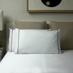 Federe Essentia Custom Bourdon Percalle 400 TC Bianco con Ricamo in Blu Navy 