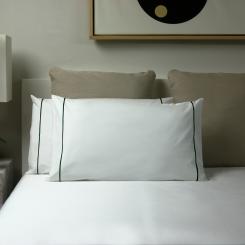 Federe Essentia Custom Bourdon Percalle 400 TC Bianco con Ricamo in Verde Scuro 