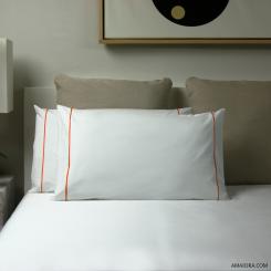 Essentia Custom Bourdon Kopfkissenbezüge Perkal 400 TC Weiß mit Stickerei in Orangerot 