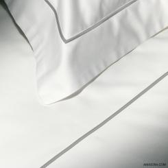 Copripiumino Essentia Custom Bourdon Raso 600 TC Bianco con Ricamo in Grigio Medio 