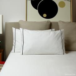 Lenzuola di Lusso Essentia Custom Piping - Federe - in Percalle 400 TC Bianco con Striscia in Nero 