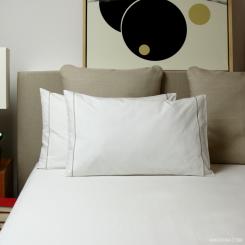 Luxus-Bettwäsche Essentia Custom Piping Kopfkissenbezüge - in Perkal 400 TC Weiß mit Streifen in Farbe Vintage Silber 