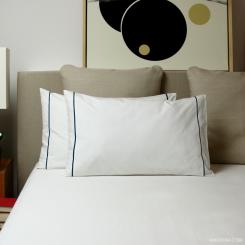 Luxus-Bettwäsche Essentia Custom Piping Kopfkissenbezüge - in Perkal 400 TC Weiß mit Streifen in Bright Navy 