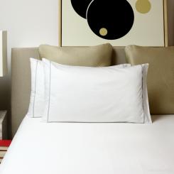 Luxus-Bettwäsche Essentia Custom Piping Kopfkissenbezüge - in Satin 600 TC Weiß mit Streifen in Vintage Hellblau 