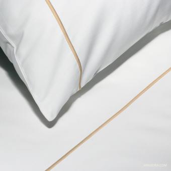 Copripiumino Essentia Custom Bourdon Percalle 400 TC Bianco con Ricamo in Creme Caramel 