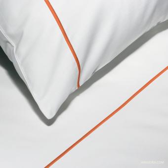 Copripiumino Essentia Custom Bourdon Percalle 400 TC Bianco con Ricamo in Arancione 