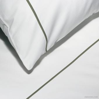 Copripiumino Essentia Custom Bourdon Percalle 400 TC Bianco con Ricamo in Verde Militare 