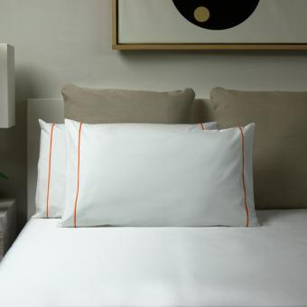 Essentia Custom Bourdon Kopfkissenbezüge Perkal 400 TC Weiß mit Stickerei in Orange 