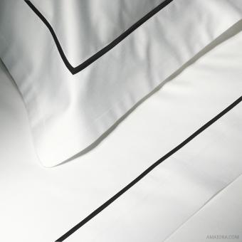 Completo Letto Essentia Custom Bourdon Raso 600 TC Bianco con Ricamo in Nero 
