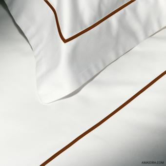 Copripiumino Essentia Custom Bourdon Raso 600 TC Bianco con Ricamo in Nocciola 