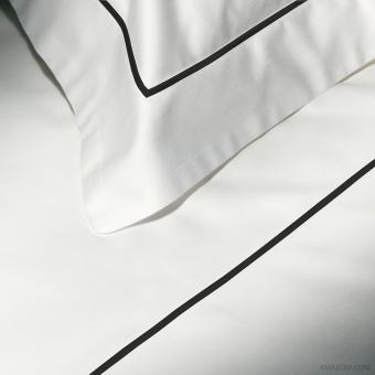 Luxus-Bettwäsche Set | Essentia Custom Bourdon | Satin Angels Embrace | Weiß mit Stickerei in Schwarz 